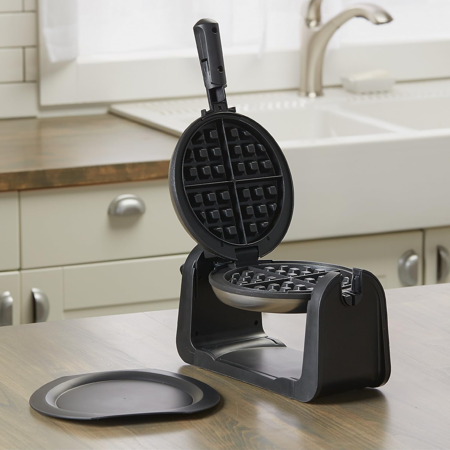 BLACK+DECKER Flip Waffle Maker, 7" Round Belgian Waffles R448