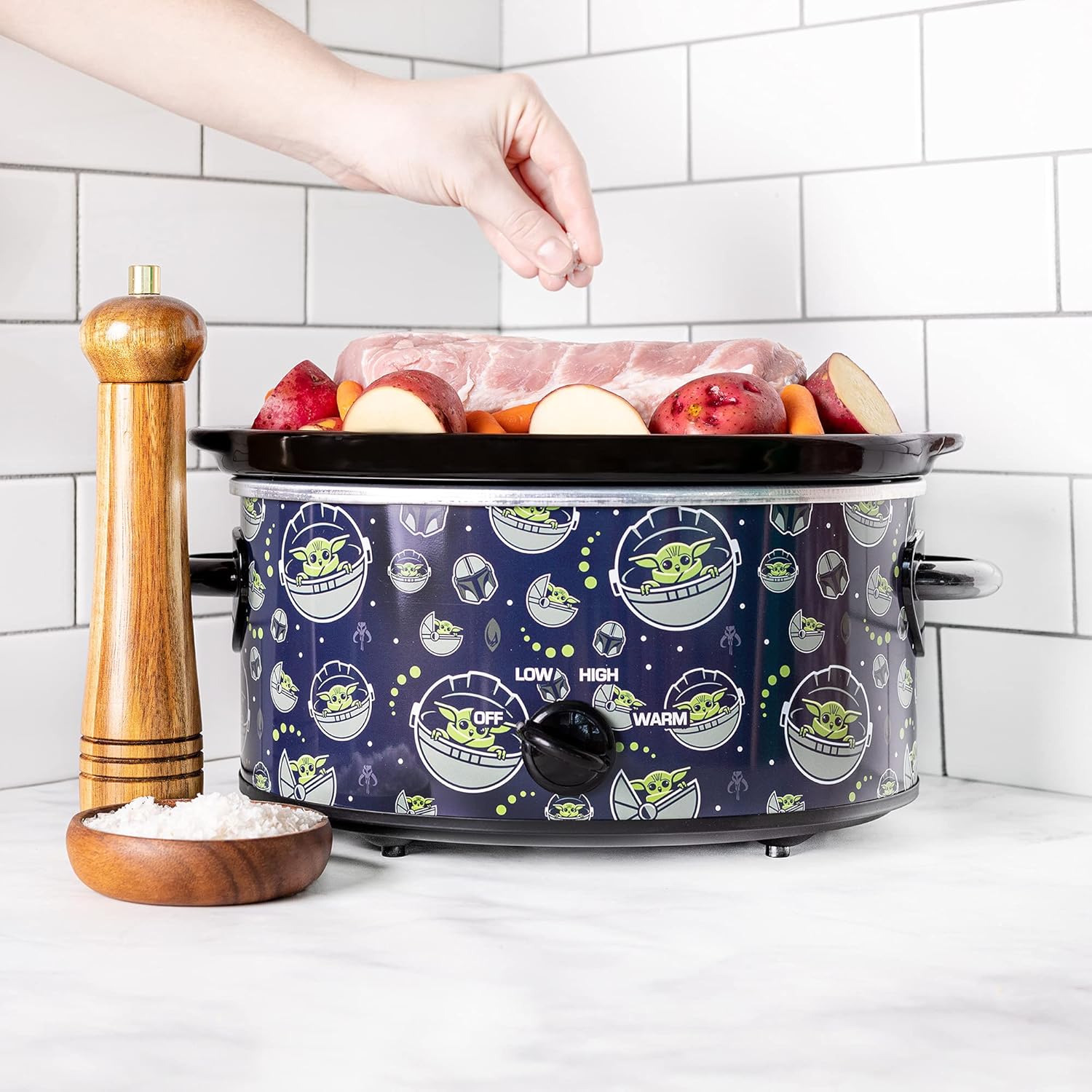 Uncanny Brands Star Wars The Mandalorian 5 Quart Slow Cooker O76052